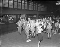 152944 Afbeelding van scholieren tijdens een schoolreisje op het N.S.-station Den Haag S.S. te Den Haag.